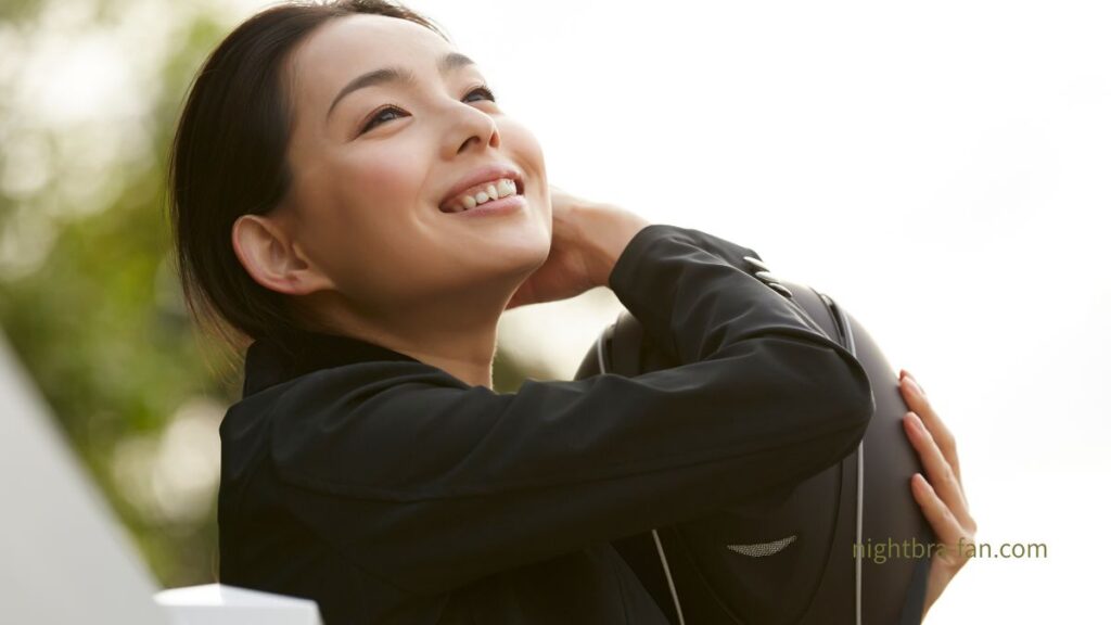空を見て笑う黒い服の女性