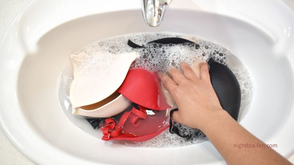 手洗いするナイトブラ
