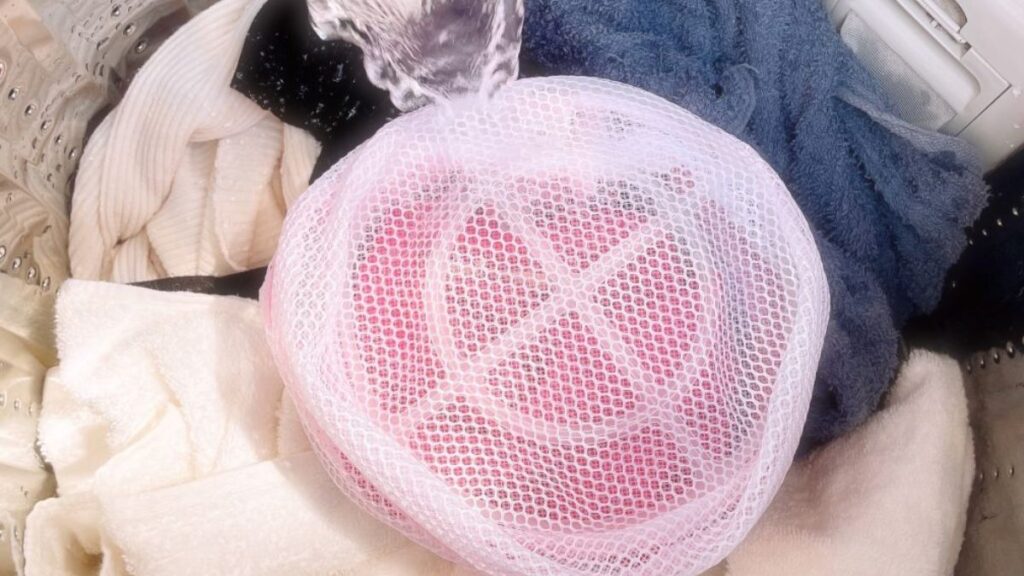 洗濯ネットに入っているナイトブラの画像