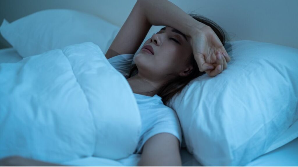 寝苦しそうな女性の画像