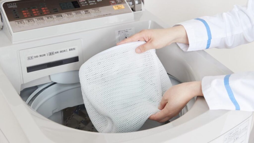 ナイトブラを洗濯機で洗おうとしている画像