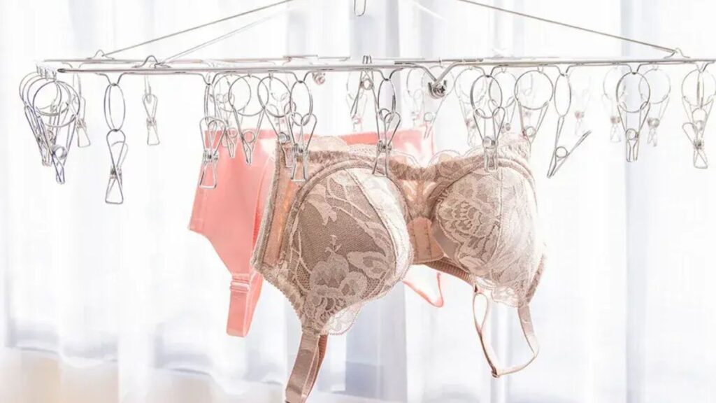 干している下着の画像