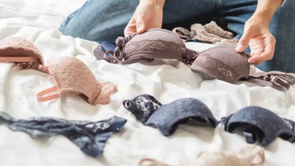 下着を選んでいる女性の画像