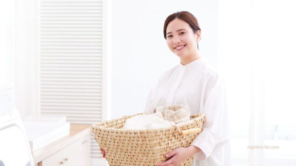 洗濯ものを持っている女性