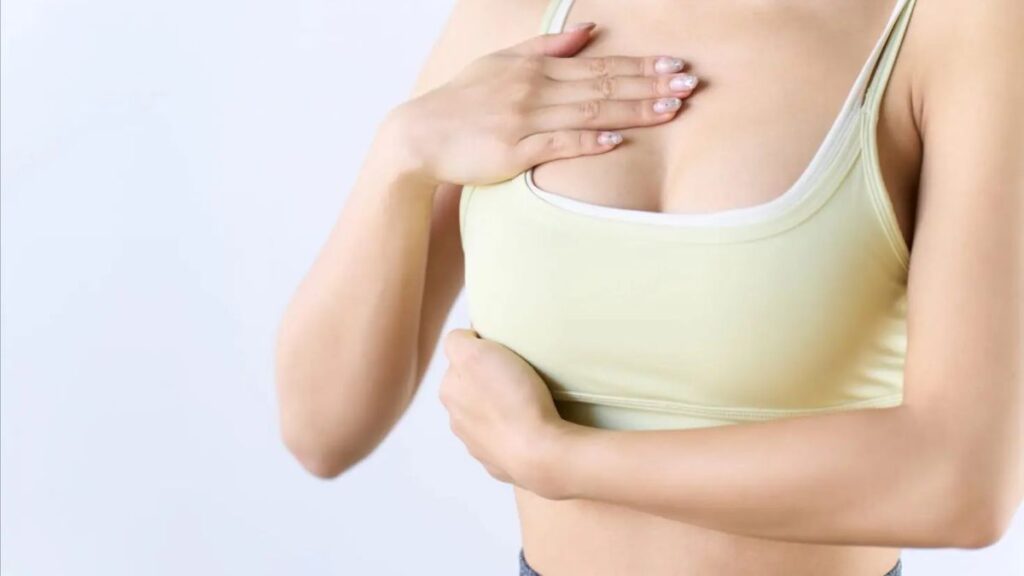 胸を押さえている画像