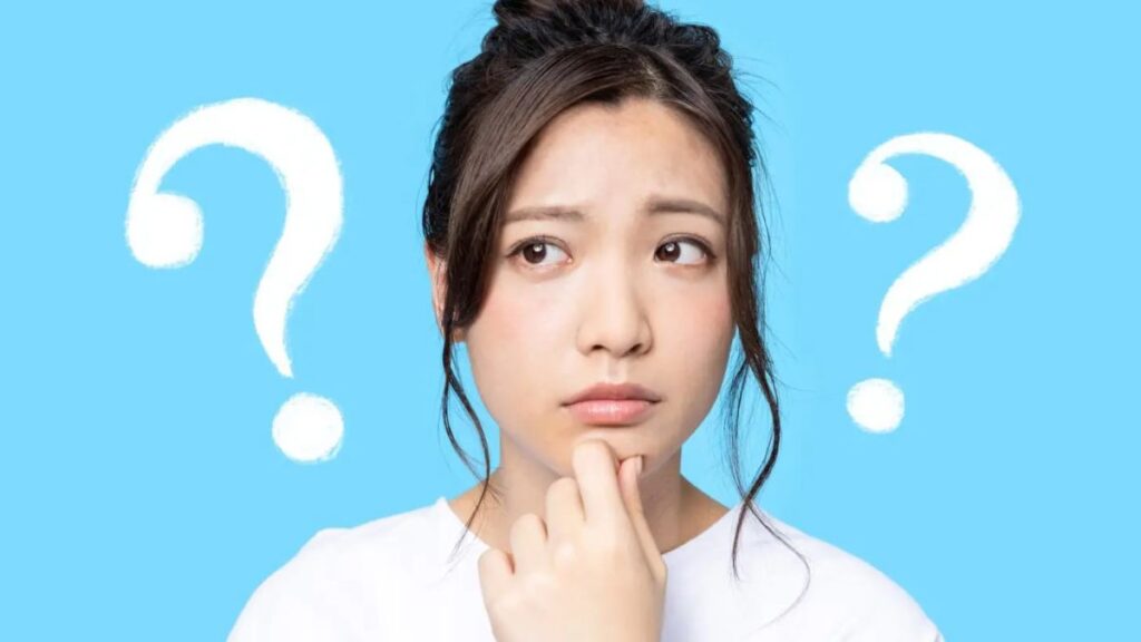 悩んでいる女性の画像