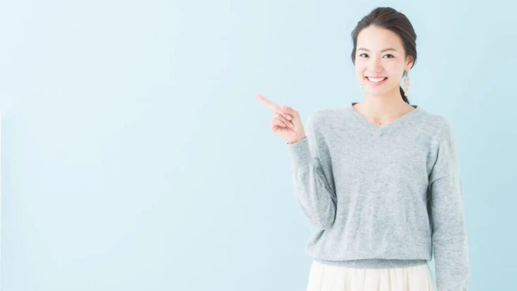 提案している女性の画像