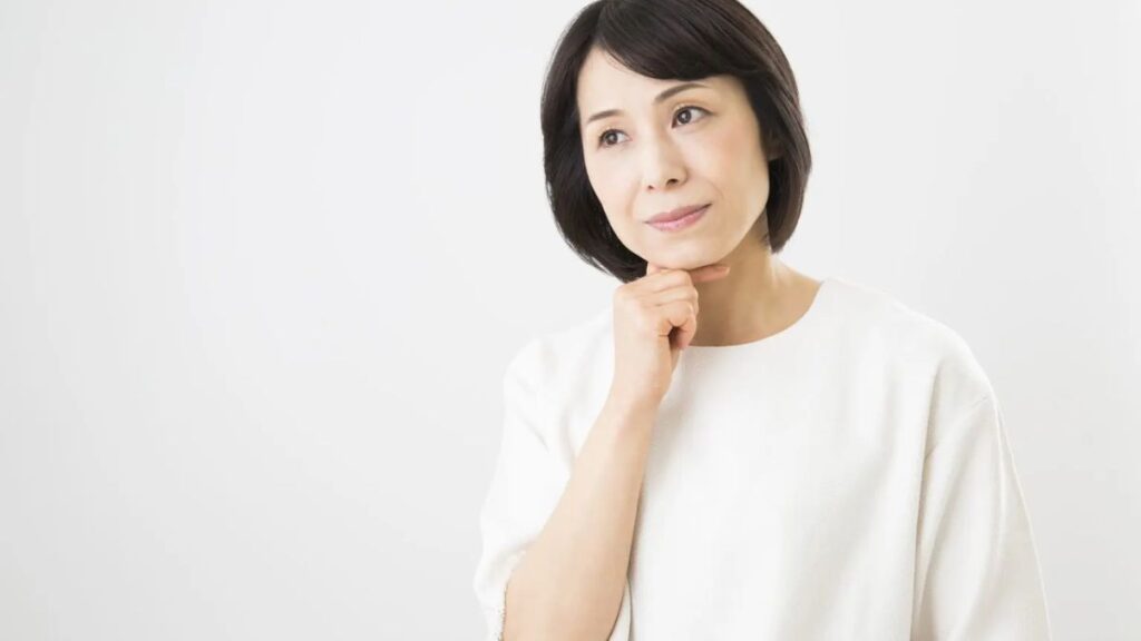 悩んでいる女性の画像