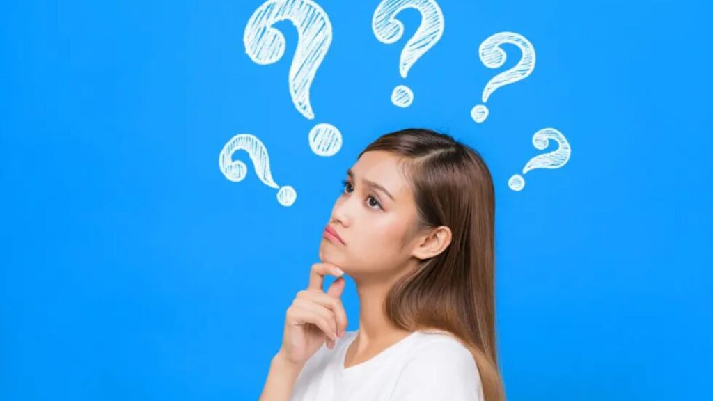 悩んでいる女性の画像