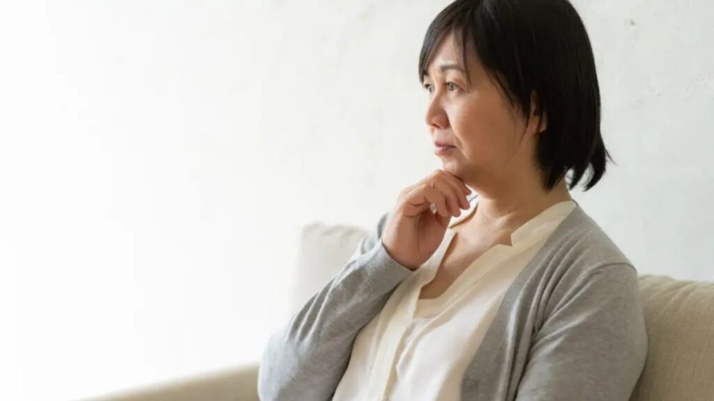 悩んでいる年配の女性