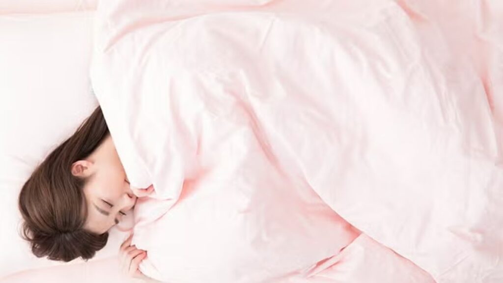 寝ている女性の画像