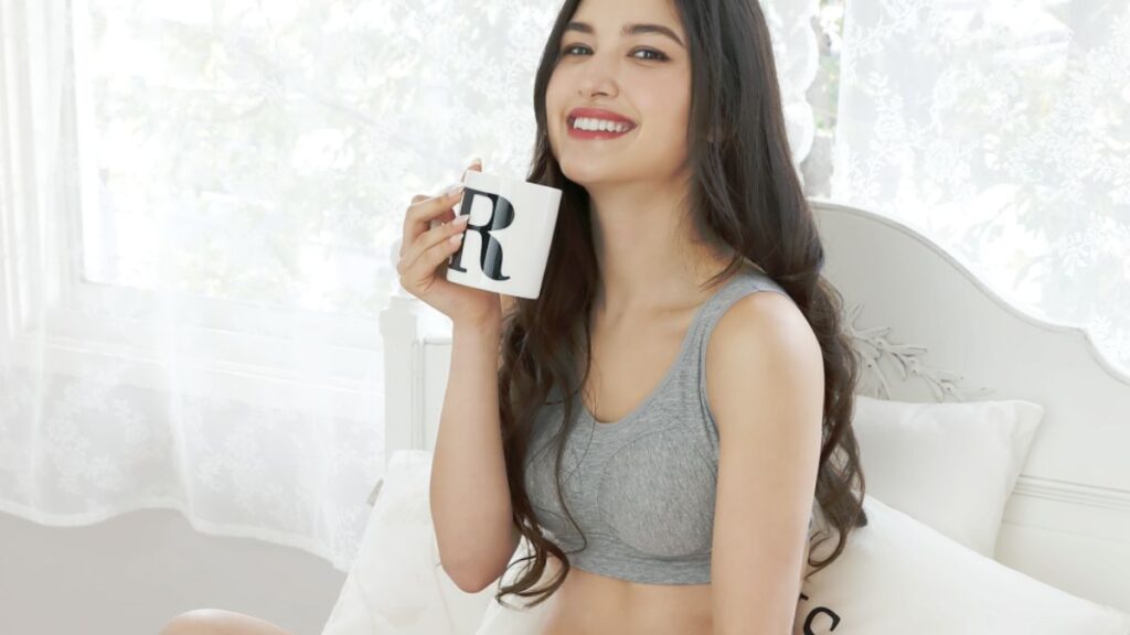 マグカップを持った笑顔の女性