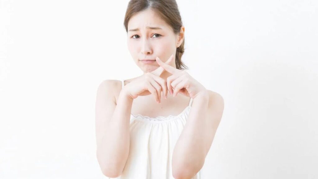 NGを出している女性の画像