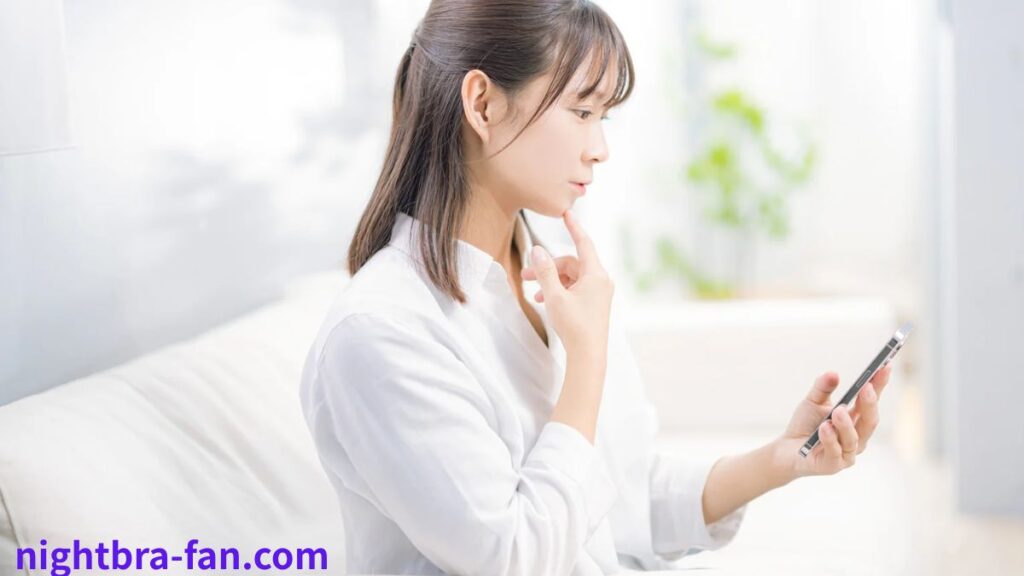 スマホで調べている女性