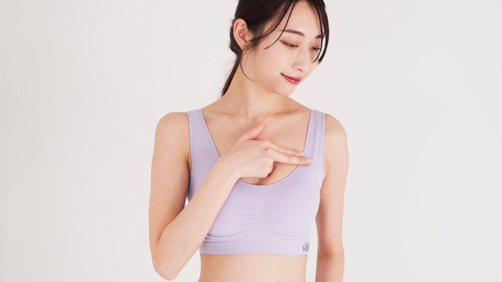 Viageナイトブラの着用感をチェックしている女性の画像