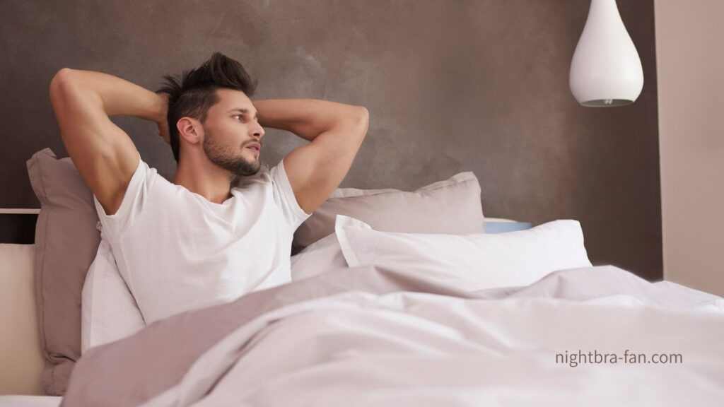 ベッドで一人横になってどこか眺める男性