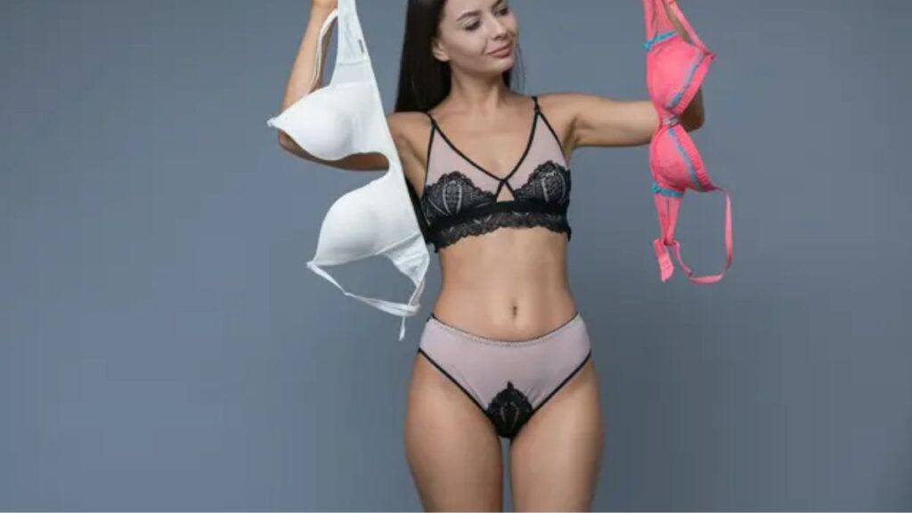ノンワイヤーブラとナイトブラを持つ女性の画像