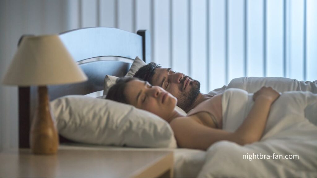 寝室で一緒にベッドで眠る恋人
