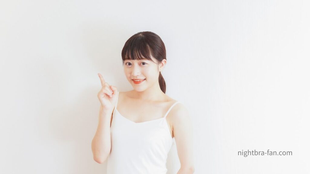 ポイントを紹介する白いキャミソール姿の女性