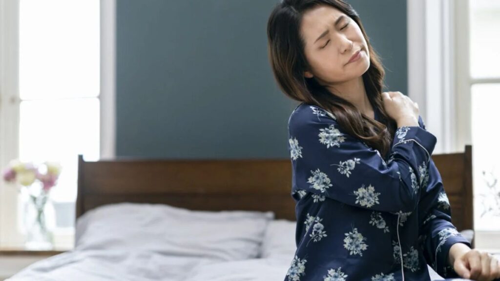 肩が痛い女性の画像