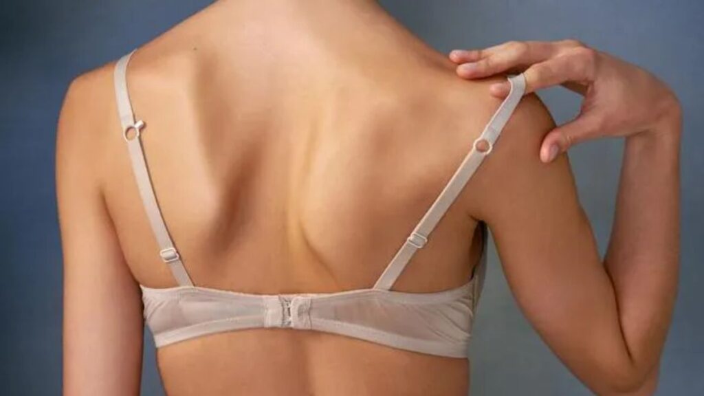 肩紐がフィットしない下着を着用している女性の画像