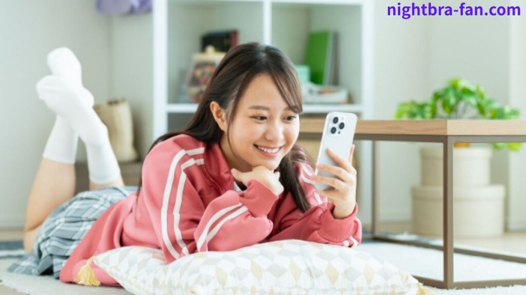スマホで検索をする学生の画像