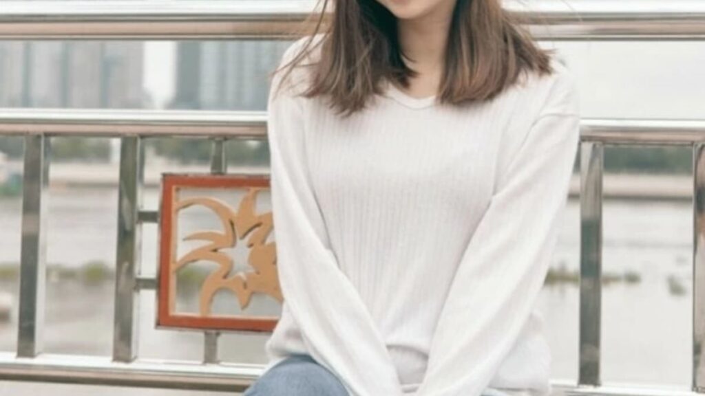 座っている女性の画像