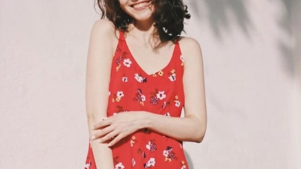 ワンピースを着ている女性の画像