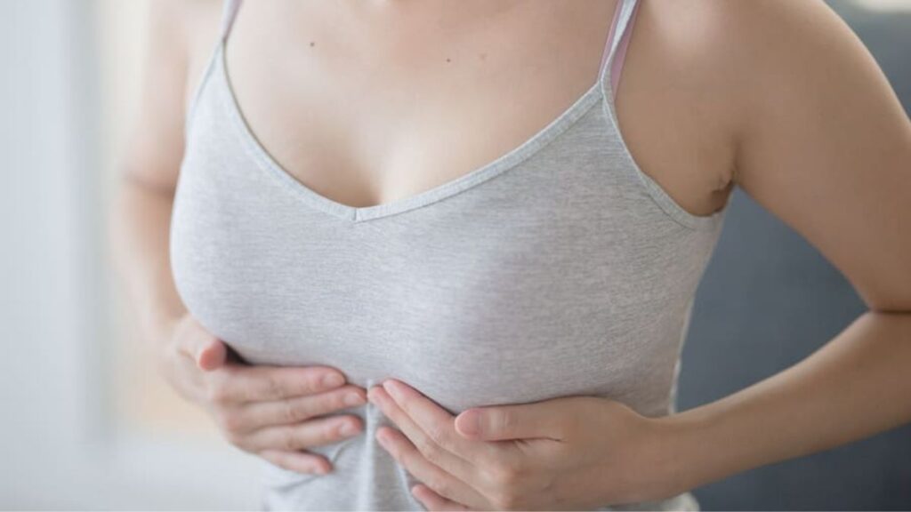 キャミソールを着ている女性の画像