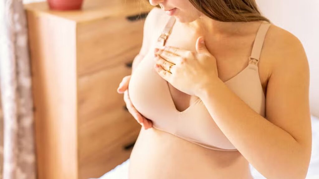 ナイトブラの着用感を確認している妊婦さん