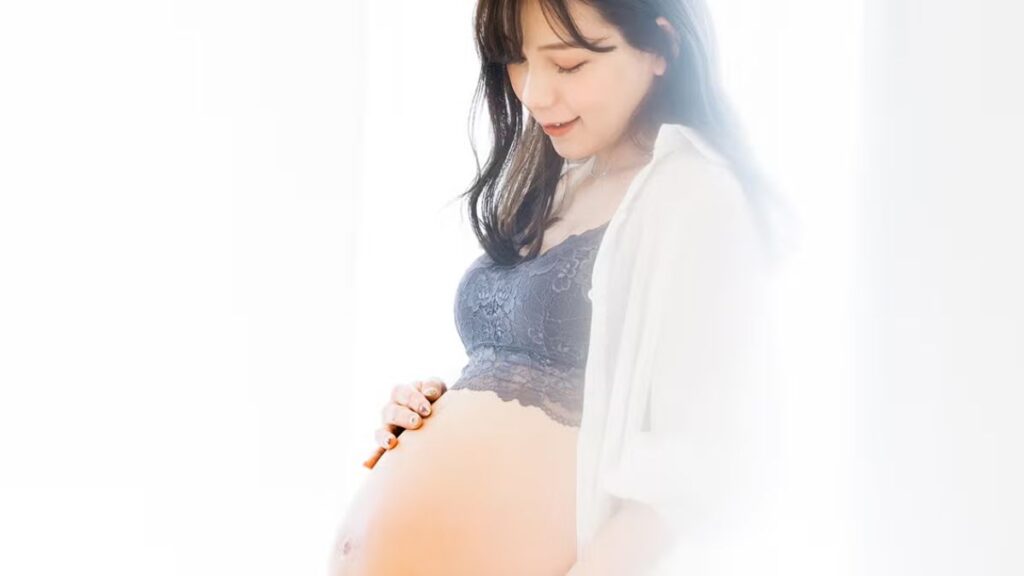 ナイトブラを着用し、リラックスしている妊婦さん