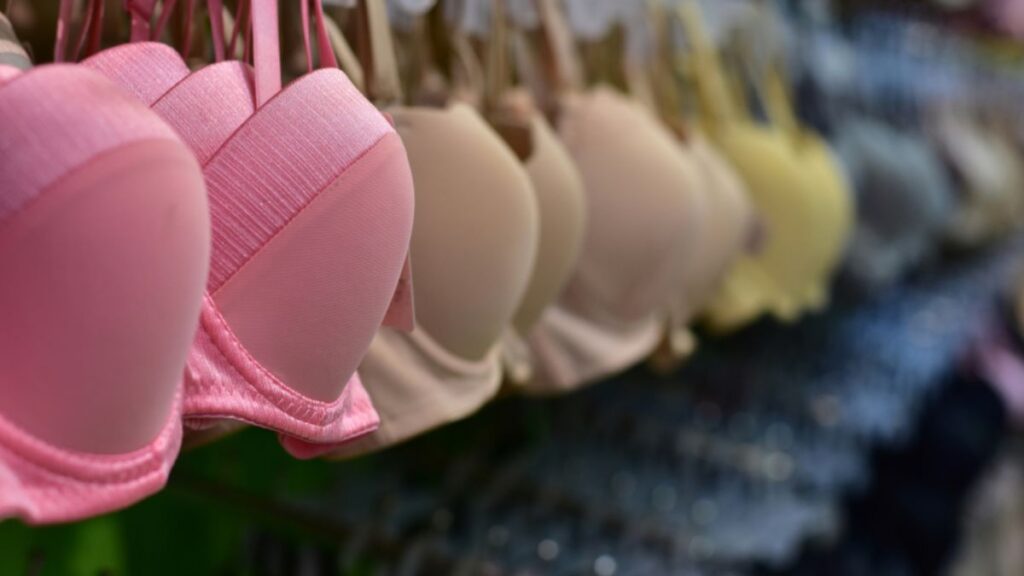 様々な色の下着画像