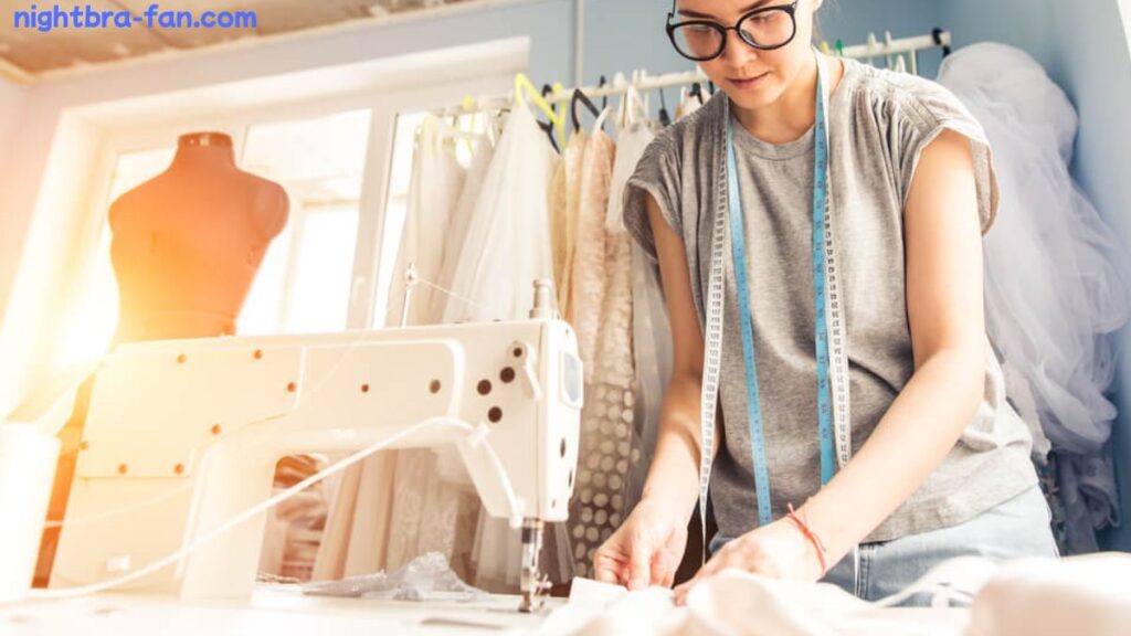 裁縫中の女性の画像