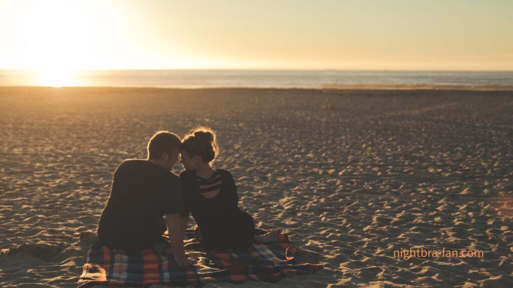 砂浜デートのカップル