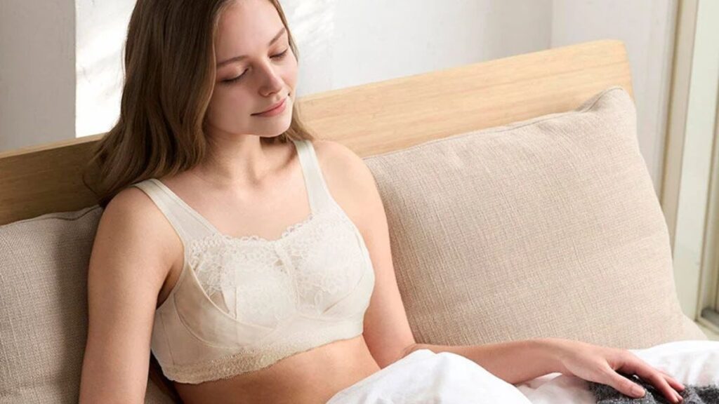 ワコールナイトブラを着用している女性の画像